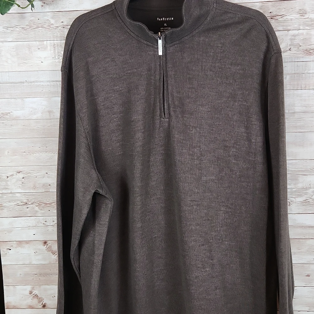 VanHeusen, Men's grayish brown pullover sweater/shirt, in great condition, Sz XL